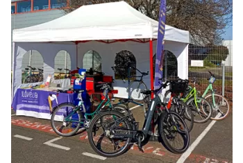 Stand Ilôvélo sur un parking d'entreprise avec présence de vélos au premier plan