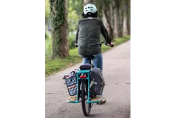 Cycliste femme vu de dos au bord du canal du midi
