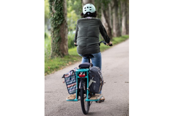 Cycliste femme vu de dos au bord du canal du midi
