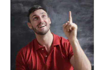 Homme levant le doigt en regardant en l'air signifiant qu'il a une idée