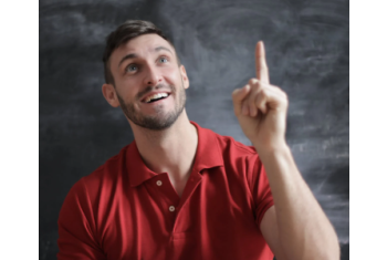 Homme levant le doigt en regardant en l'air signifiant qu'il a une idée