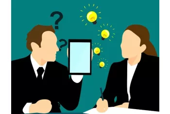 Un travailleur qui se questionne tient à la main une tablette de laquelle sort des idées représentées par des ampoules éclairées