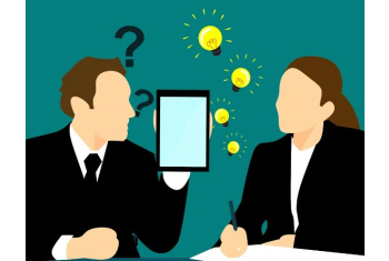 Un travailleur qui se questionne tient à la main une tablette de laquelle sort des idées représentées par des ampoules éclairées