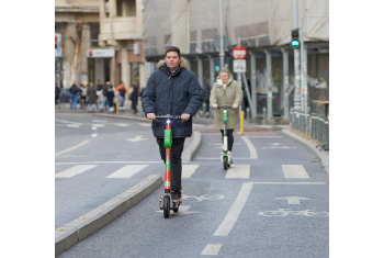 Personne sur une trottinette électrique
