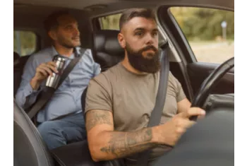 Deux personnes dans une voiture symbolisant le covoiturage