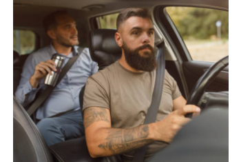 Deux personnes dans une voiture symbolisant le covoiturage