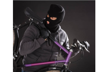 Un homme en cagoule vole un vélo