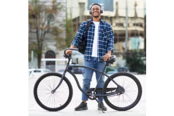 Cycliste posant pour une photo avec son vélo