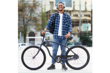 Cycliste posant pour une photo avec son vélo