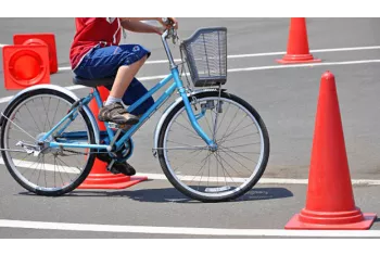 Photo d'un enfant réalisant un parcours à vélo avec des cônes