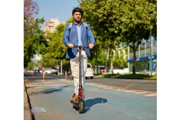 Usager d'une trottinette électrique