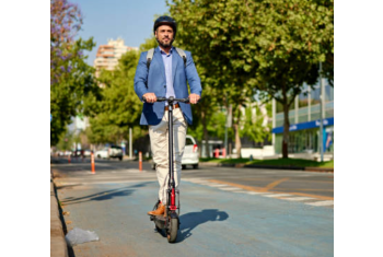 Usager d'une trottinette électrique