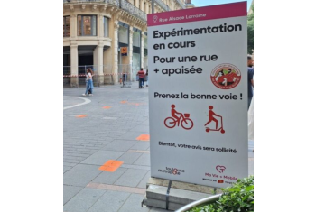Panneau situé rue Alsace Lorraine indiquant une expérimentation en cours