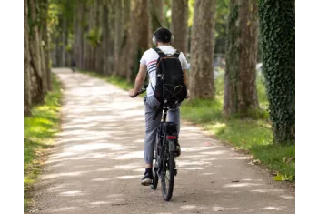 Cycliste le long du canal du midi