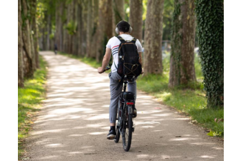 Cycliste le long du canal du midi