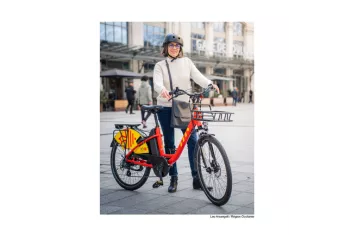 Cycliste posant avec un vélo liO