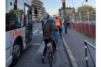 vélo à l'arrêt à côté d'un bus Linéo