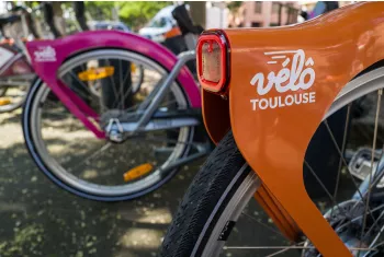 zoom sur les roues arrières de deux vélôToulouse