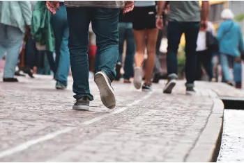 piétons se déplaçant sur un trottoir