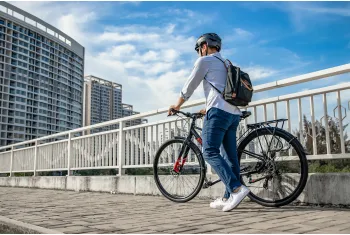 Cycliste marchant avec son vélo