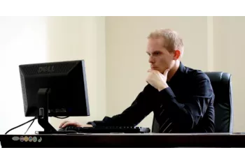 Un homme à son bureau
