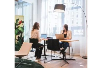 2 personnes travaillant dans un espace de corpoworking