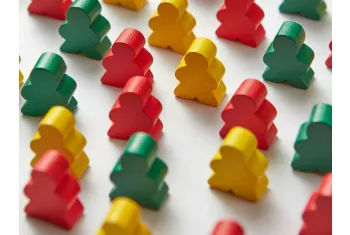 pièces de jeux colorées représentant des personnages