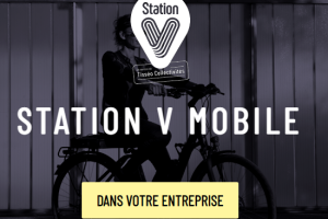 Logo Station V avec en fond une image sombre avec une cycliste