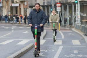 Personne sur une trottinette électrique