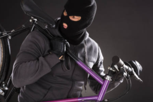 Un homme en cagoule vole un vélo