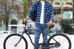 Cycliste posant pour une photo avec son vélo