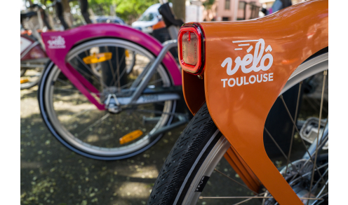 zoom sur les roues arrières de deux vélôToulouse