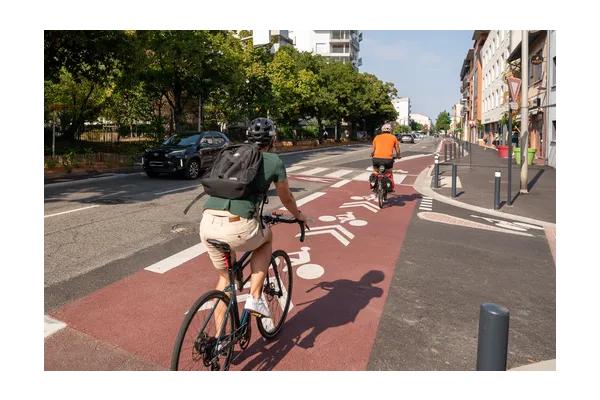 Un cycliste sur le REV (Réseau Express Vélo), Route de Saint-Simon