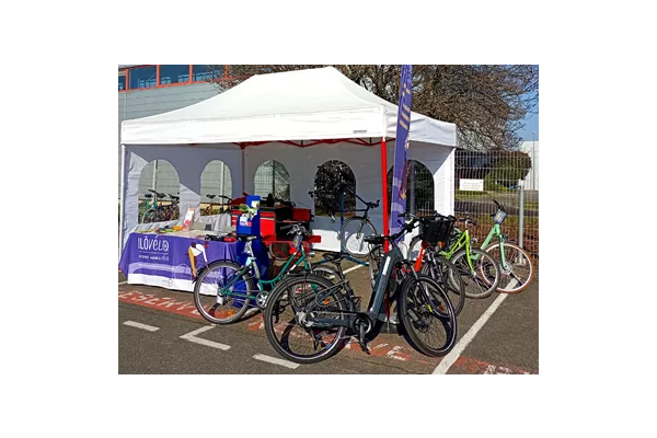 Stand Ilôvélo sur un parking d'entreprise avec présence de vélos au premier plan