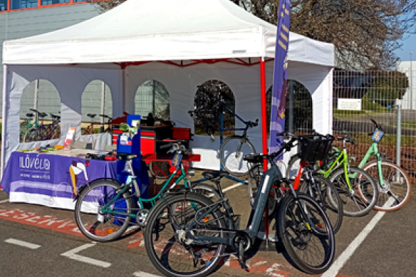 Stand Ilôvélo sur un parking d'entreprise avec présence de vélos au premier plan