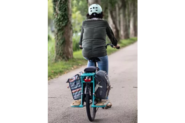 Cycliste femme vu de dos au bord du canal du midi