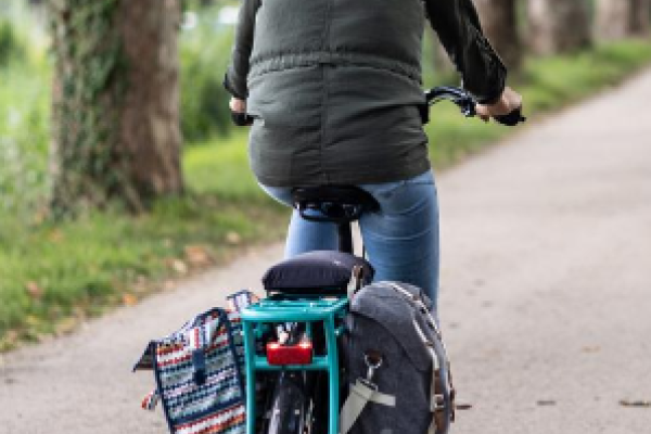 Cycliste femme vu de dos au bord du canal du midi