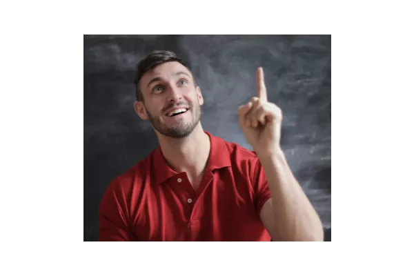 Homme levant le doigt en regardant en l'air signifiant qu'il a une idée
