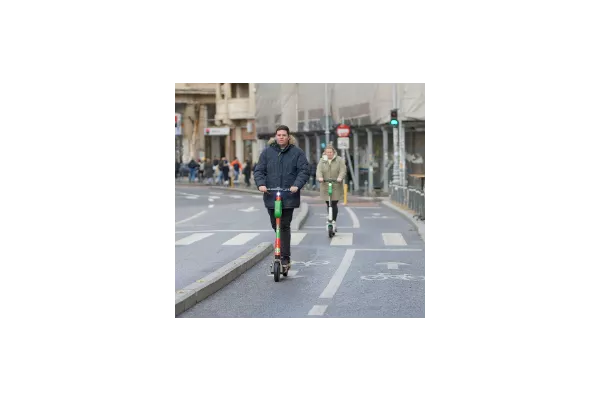 Personne sur une trottinette électrique