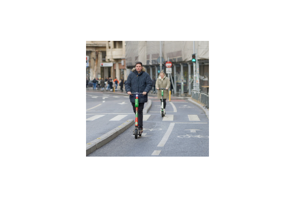 Personne sur une trottinette électrique