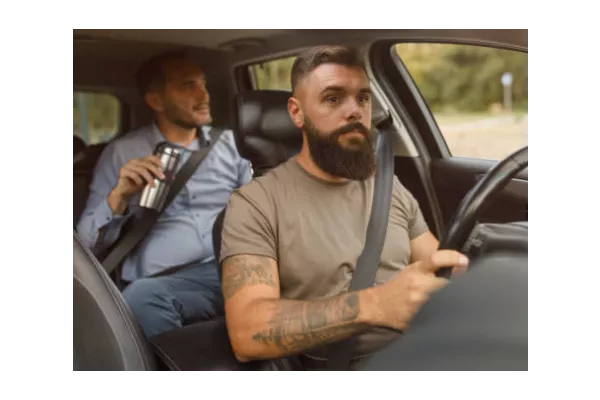 Deux personnes dans une voiture symbolisant le covoiturage