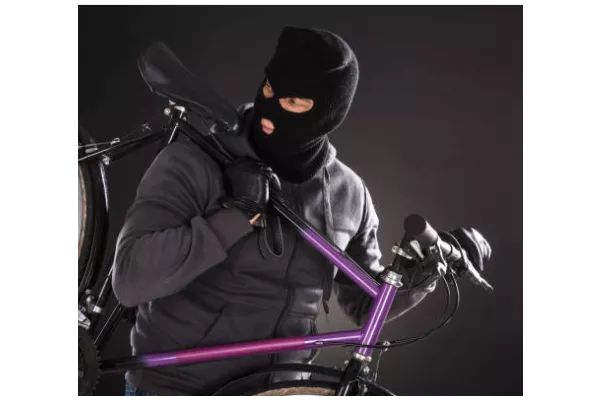 Un homme en cagoule vole un vélo
