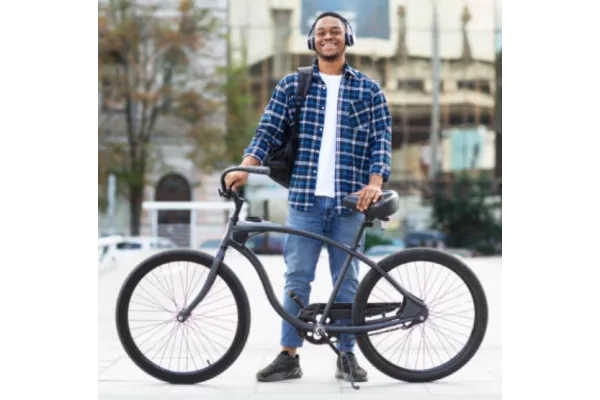 Cycliste posant pour une photo avec son vélo