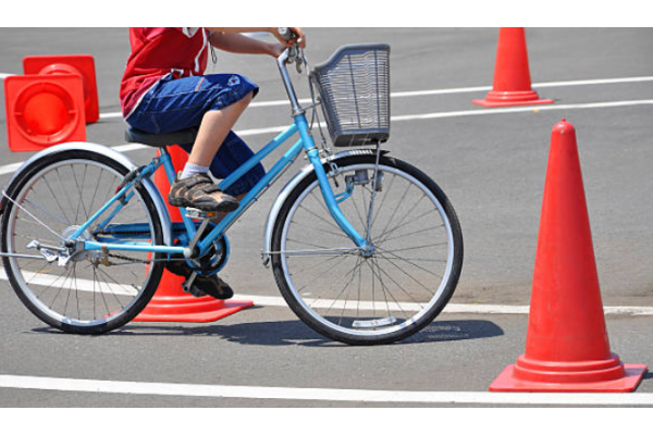 Photo d'un enfant réalisant un parcours à vélo avec des cônes