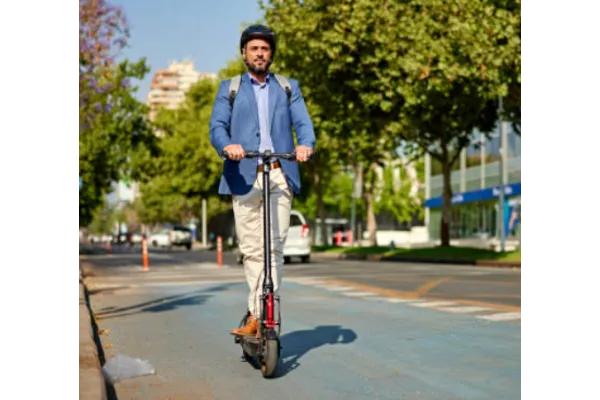 Usager d'une trottinette électrique