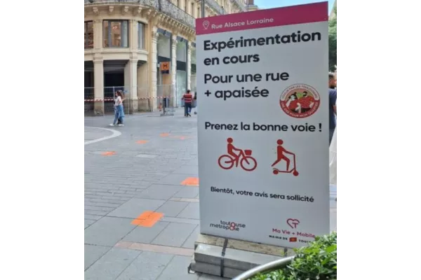 Panneau situé rue Alsace Lorraine indiquant une expérimentation en cours