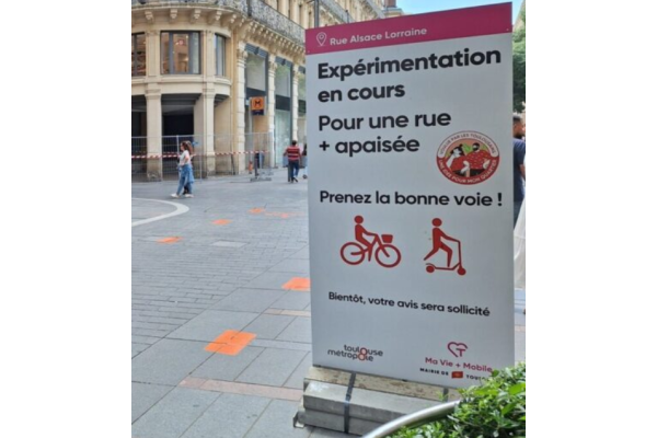 Panneau situé rue Alsace Lorraine indiquant une expérimentation en cours