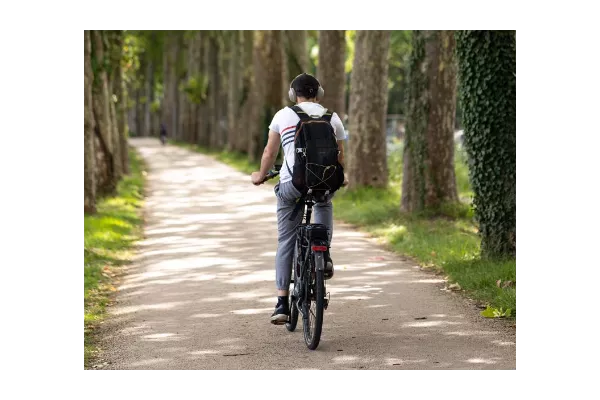 Cycliste le long du canal du midi