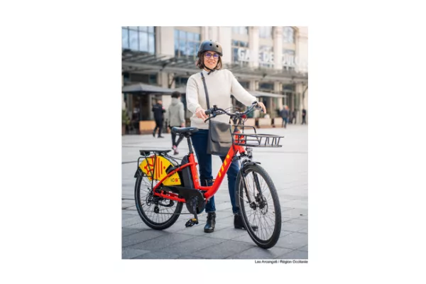 Cycliste posant avec un vélo liO