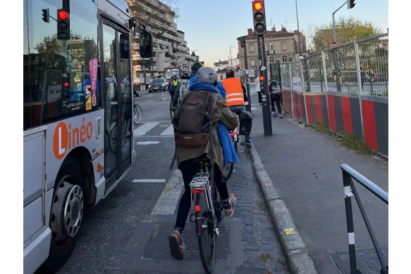 vélo à l'arrêt à côté d'un bus Linéo